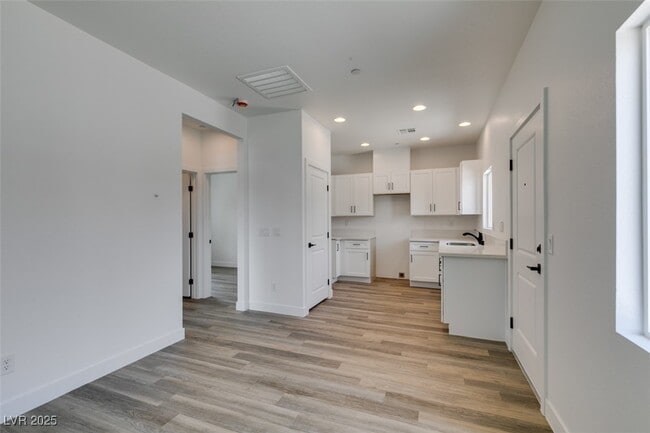 Building Photo - 367 N 16th St