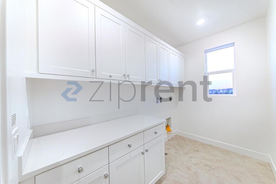 Building Photo - Unit