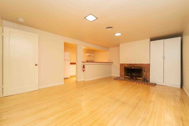 Primary Photo - 557 Spruce St