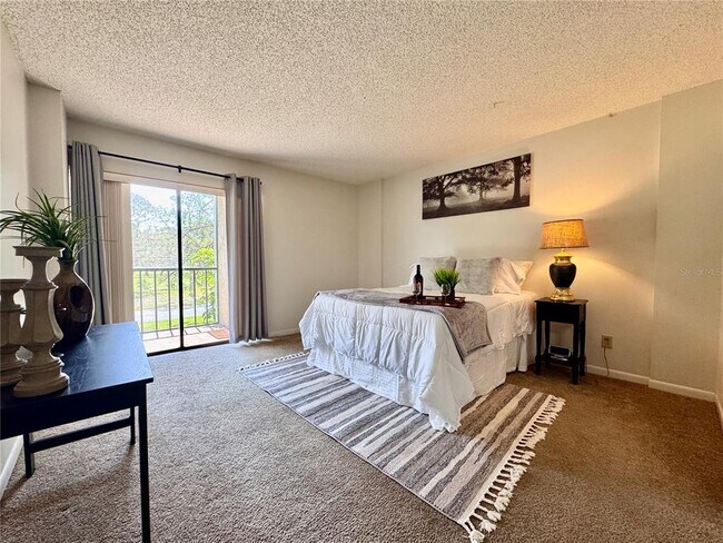 Building Photo - 2700 Cove Cay Dr