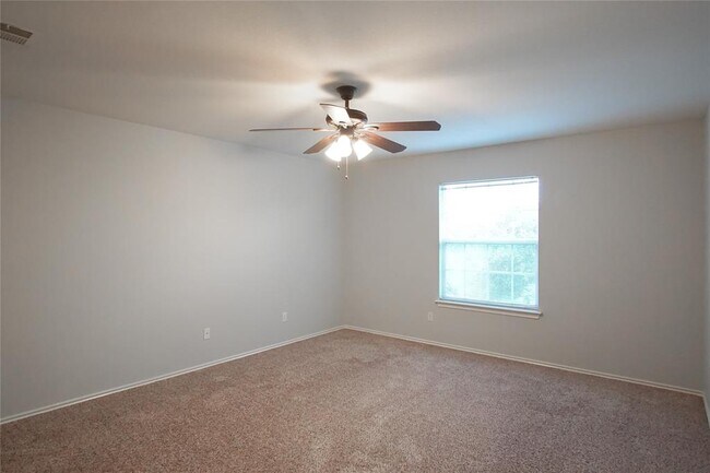 Building Photo - 210 King Ridge Dr