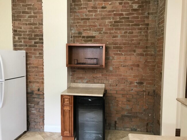 Building Photo - 2654 Bellevue Ave