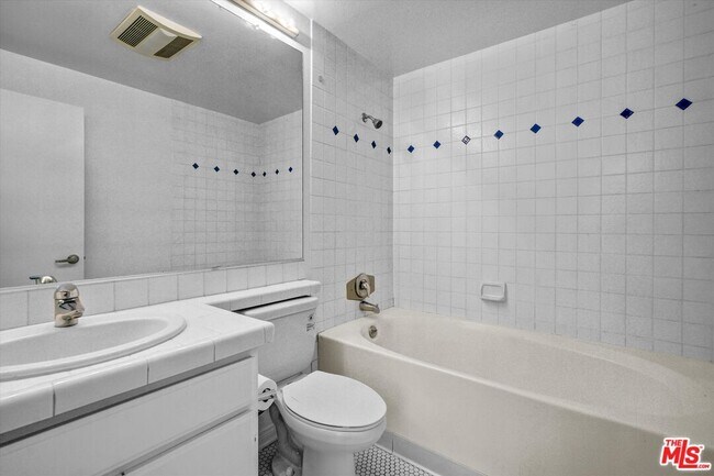 Building Photo - 2222 Beachwood Dr