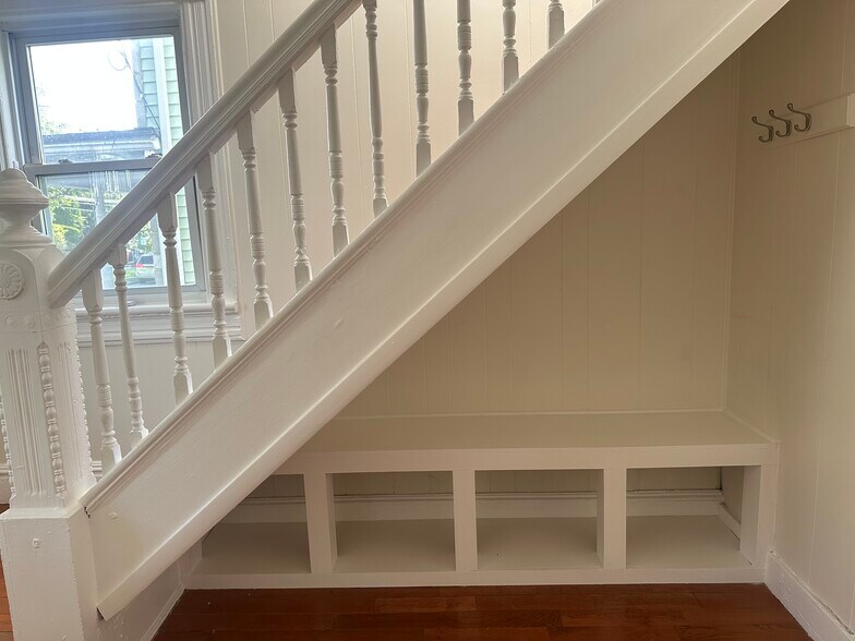 Building Photo - 10 Clinton St