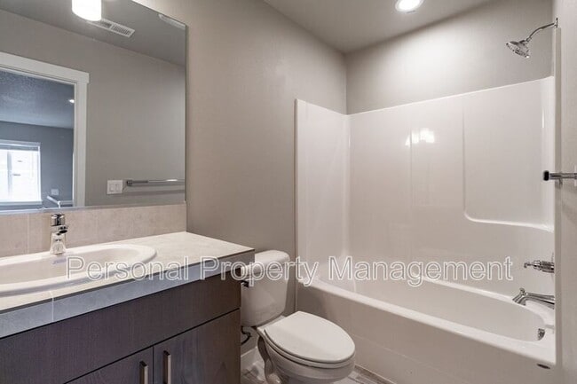 Building Photo - 4811 NE 37th Ct