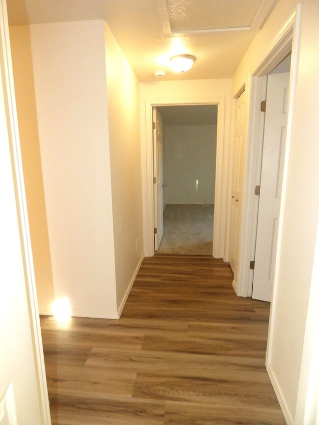 Building Photo - Rent Special: 1/2 Off March's Rent - Ground Level 2 Bed 1 Bath W/ Air Conditioning