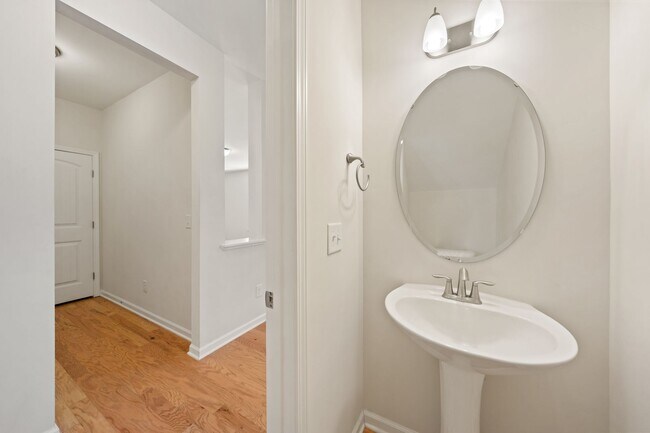 Building Photo - Amazing location in Durham-Pool, Tennis Courts, Gym!