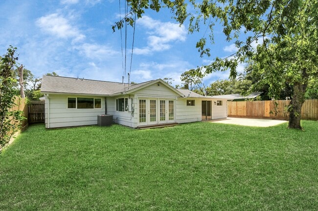 Building Photo - 8034 Ridgeview Dr