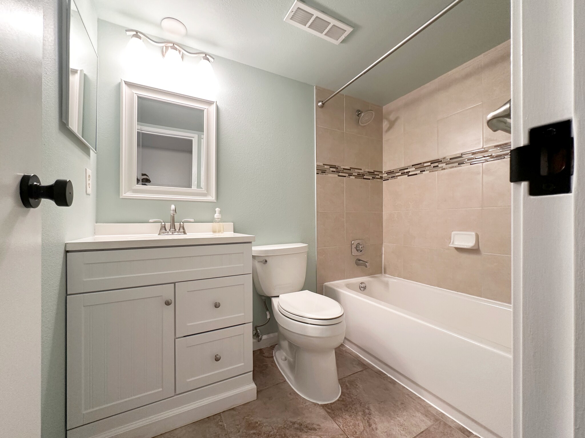 Building Photo - 8555 Fairmount Dr