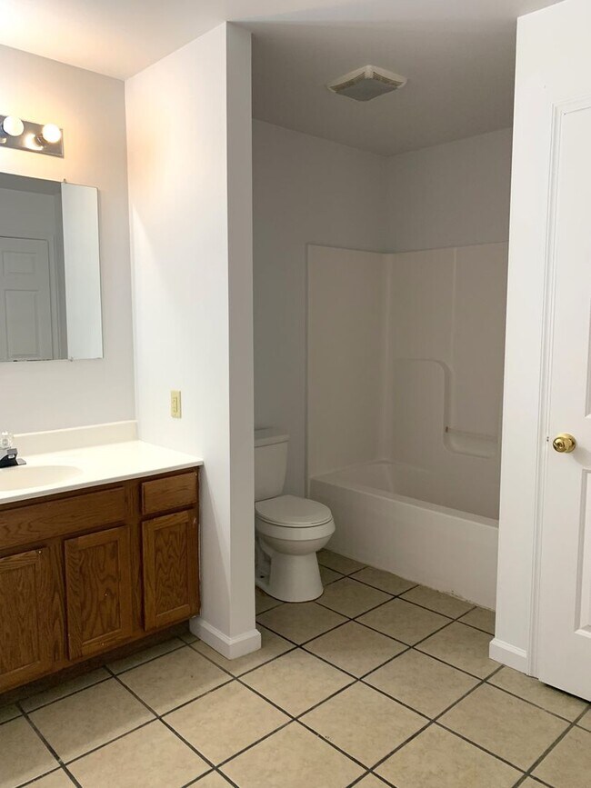 Building Photo - PERFECT COLLEGE RENTAL ONLY A HALF MILE FR...