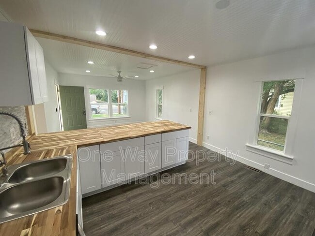 Building Photo - 1330 E 7th St