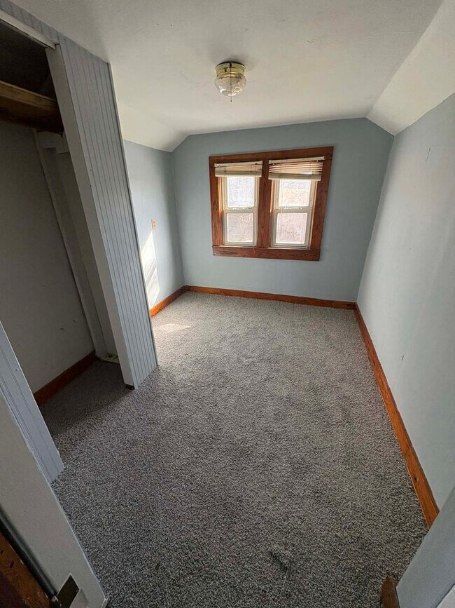 Building Photo - Country Living!