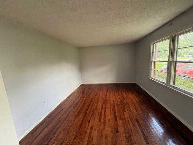Building Photo - 125 Meadow Dr
