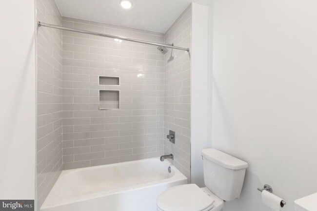 Building Photo - 304 Master St