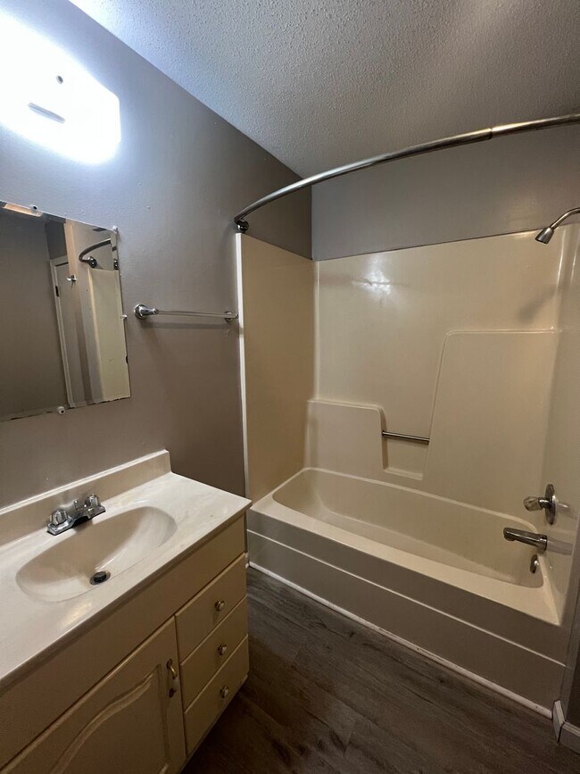 Building Photo - 208 Ivie Ln