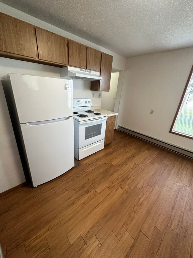 Building Photo - $1,200 / - 950ft2 - 2 Bedroom 1 bath Ranch...