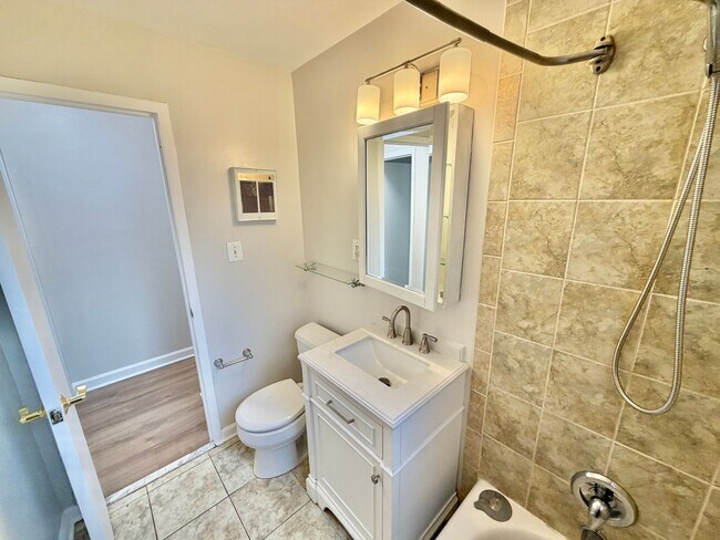 Building Photo - Arlington Gazebo Love, One Bedroom Close to Everything near Ballston