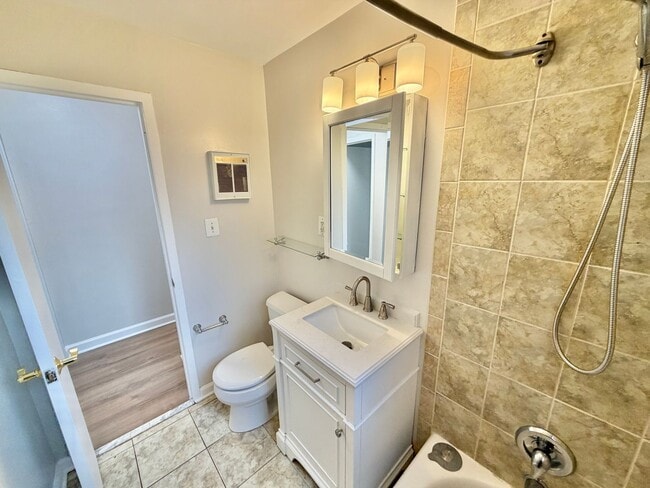 Building Photo - NEW LOWER PRICE! Arlington Gazebo Love, One Bedroom Close to Everything near Ballston