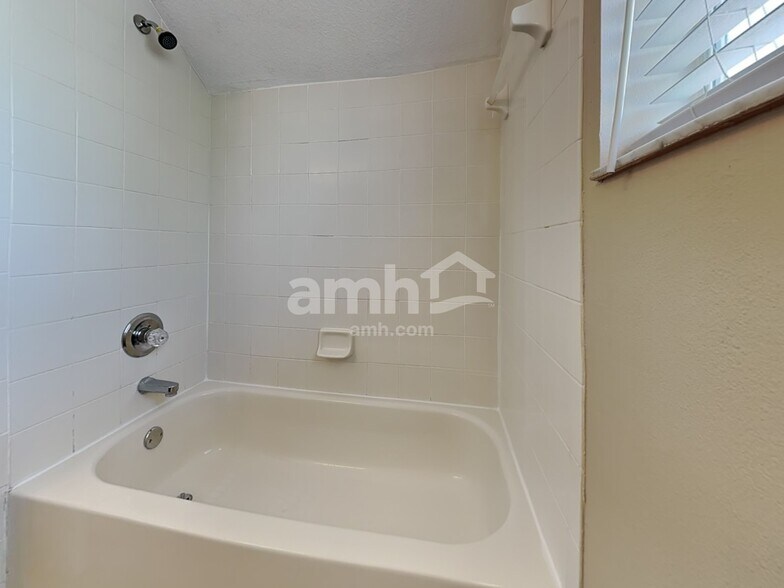Building Photo - 10332 Summerview Cir