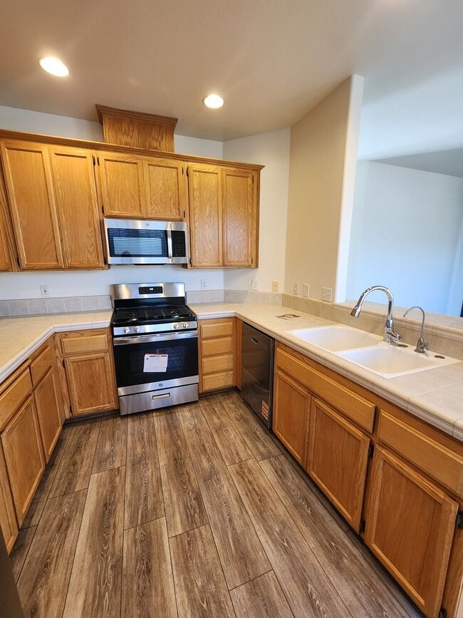 Building Photo - Gorgeous 4 Bed, 2 Bath Home with Large Garage and Fenced Backyard