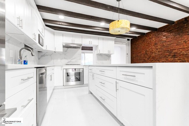 Building Photo - NO FEE! Carroll Gardens: Mint and Chic Dup...