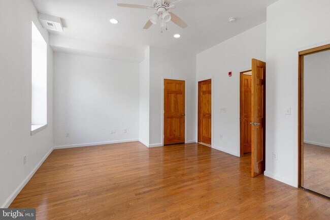 Building Photo - 1704 W Girard Ave