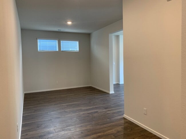 Building Photo - 4 BED/2.5 BATH PLUS A HUGE BONUS ROOM! HIGH END FINISHES! LARGE FENCED BACKYARD !