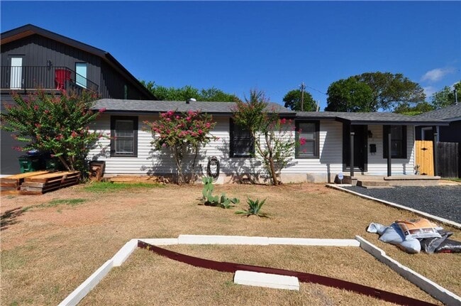 Building Photo - Fantastic Floorplan & Walking Distance To ...