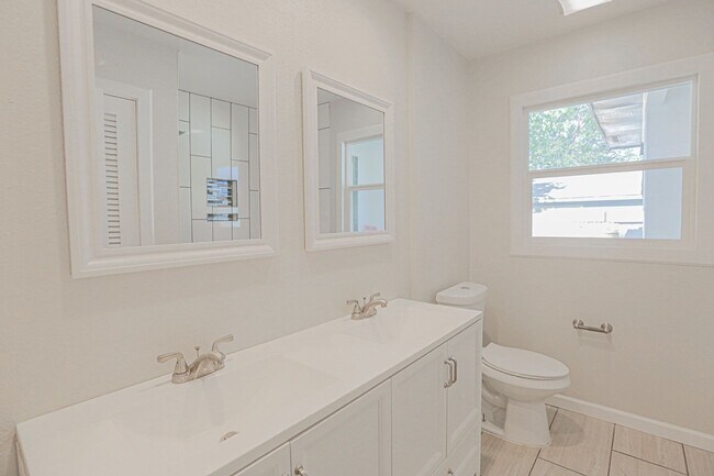 Building Photo - Pre Leasing for fall 2026! 4/2 in Medical District