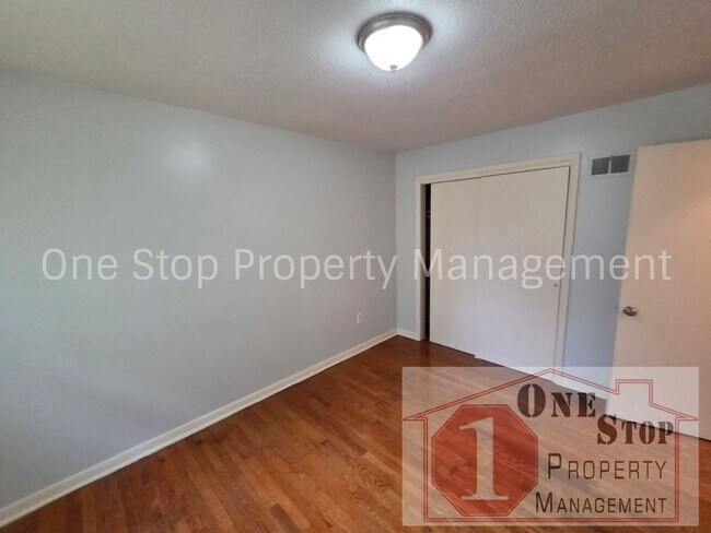 Building Photo - Beautiful 2 Bedroom 1 Bathroom in Lee Summit!