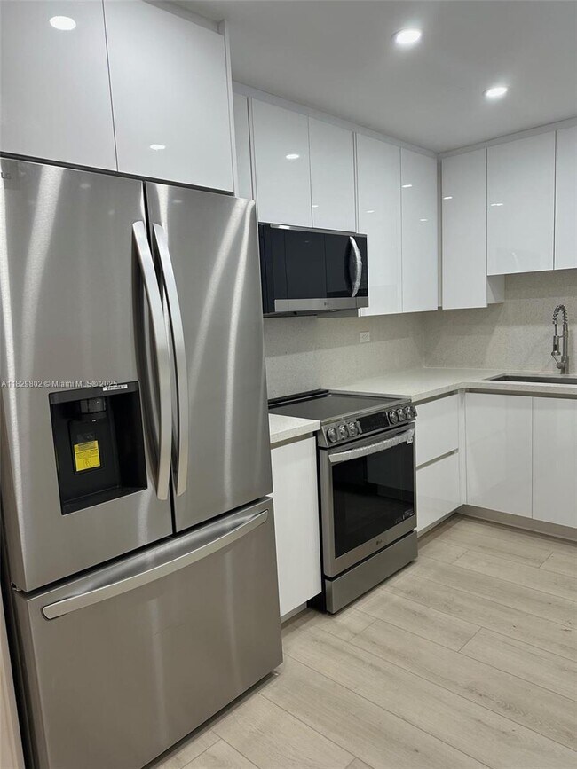 Building Photo - 5555 Collins Ave