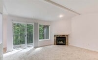 Building Photo - Tranquil Top-Floor Condo in Issaquah's Tan...