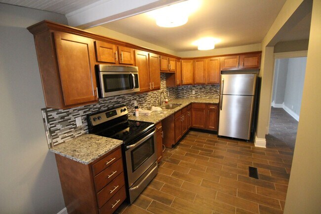 Building Photo - 3 bed 2 bath Campus Rental