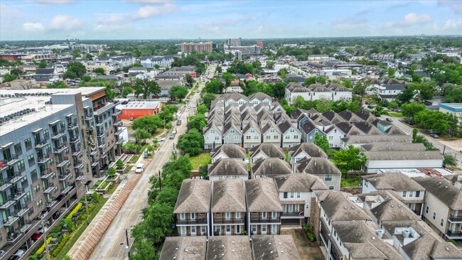 Building Photo - 922 W 20th St