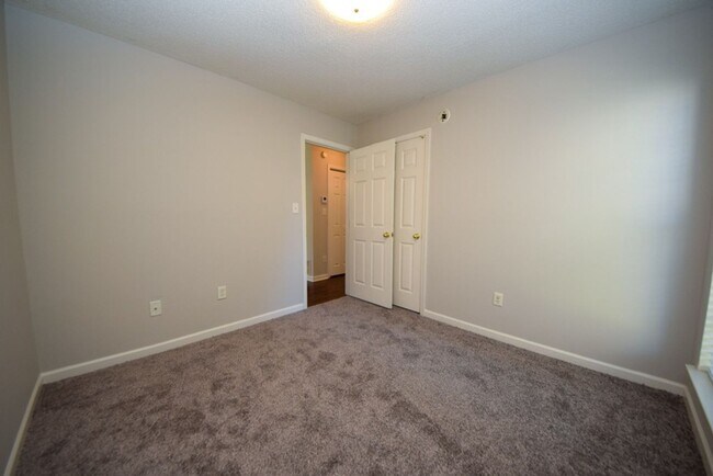 Building Photo - Great curb appeal home with 3 beds and 2 b...