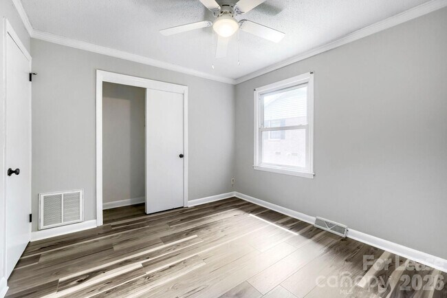 Building Photo - 221 Eden Cir