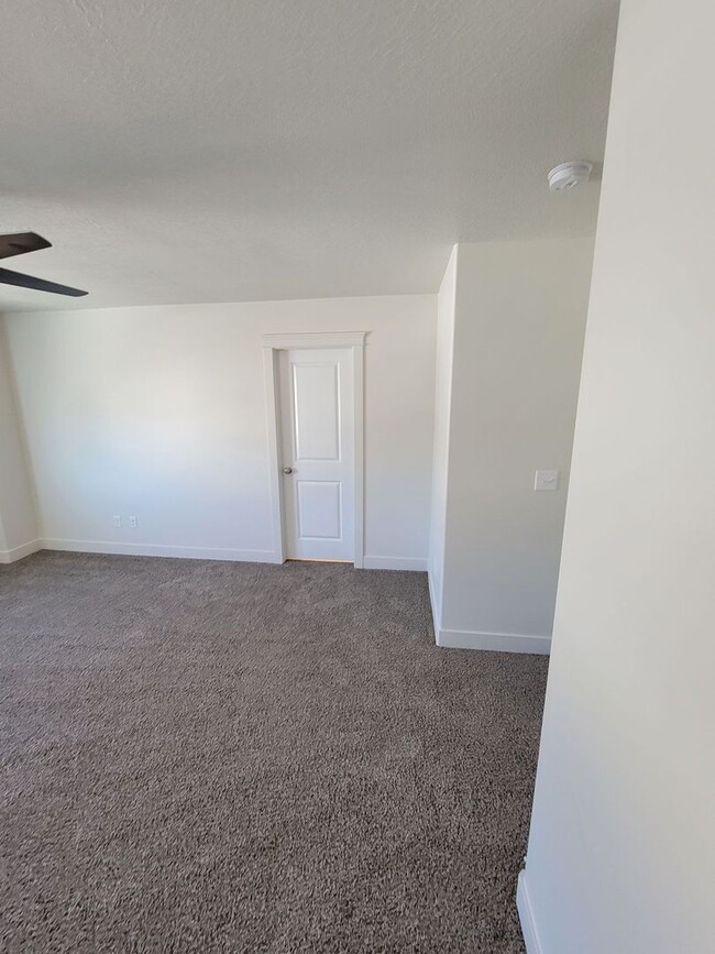 Building Photo - 2 Weeks Free Rent in May! West Haven 3 bed...