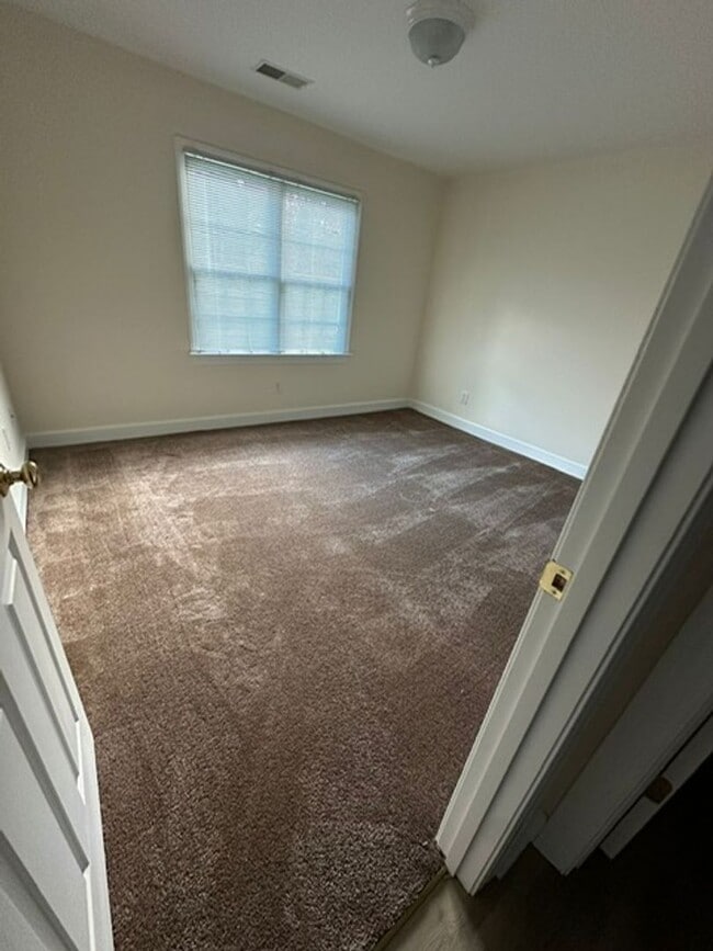 Building Photo - 1529 Surrey Ct