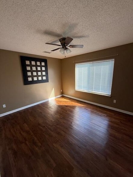 Building Photo - 410 English Ct