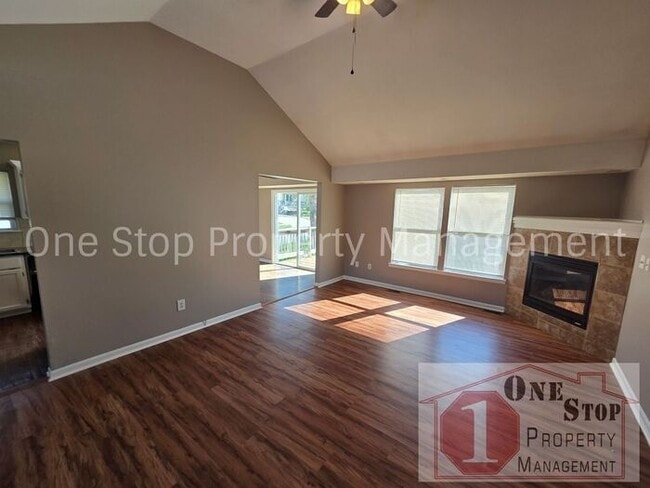 Building Photo - Spacious 3 bedroom/ 2.5 bath with a finished basement!!