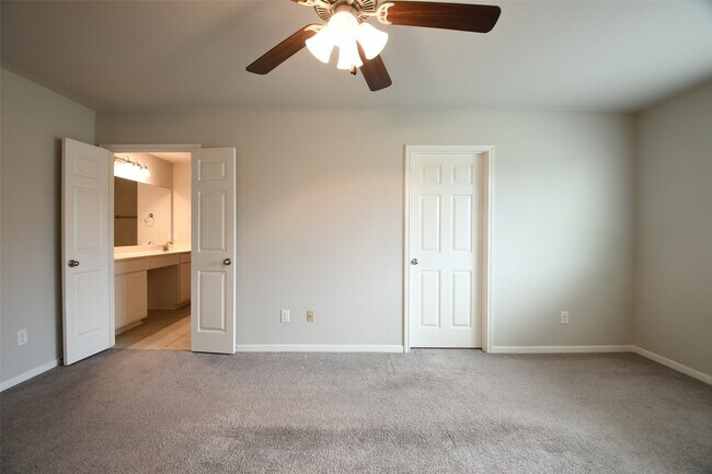 Building Photo - 104 Camelot Pl Ct