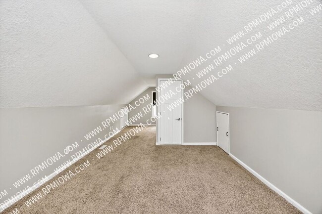 Building Photo - 6717 Roseland Dr