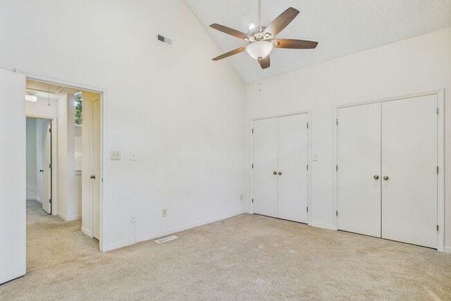 Building Photo - Charming 3-Bedroom Townhome in Sunset Woods