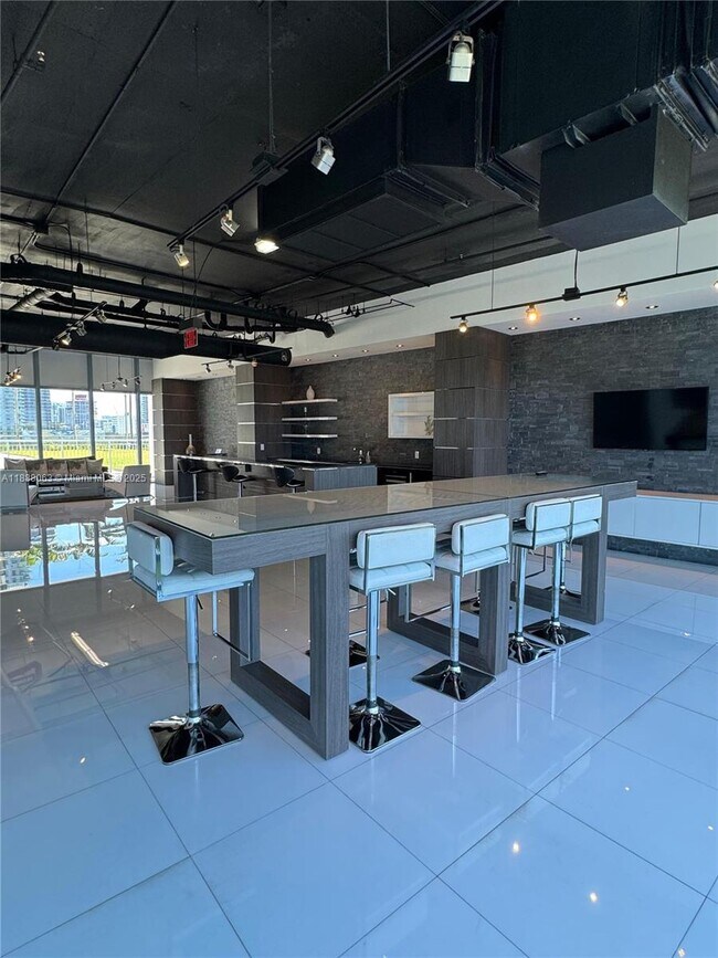 Building Photo - 601 NE 36th St