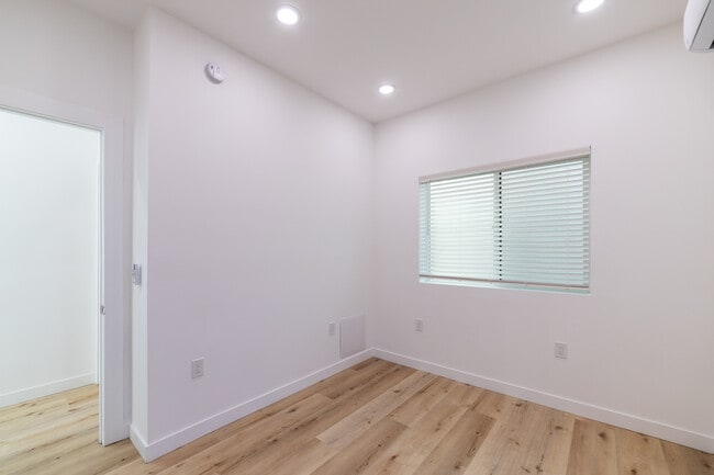 Building Photo - 4369 Rosewood Ave