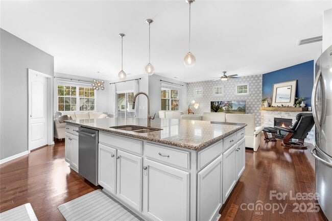 Building Photo - 5829 Dinsmore Ln