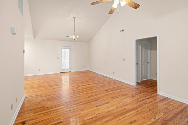 Building Photo - Ready for Move In! Great Arden Location