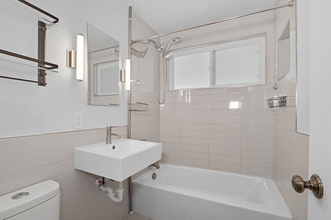 Building Photo - 3 bed 1 bath Ranch in Lowry in Denver