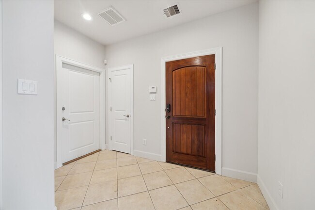 Building Photo - 3041 Clinton Dr