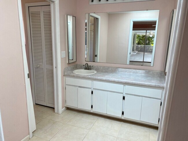 Building Photo - SE Cape Coral Single Family Pool Home